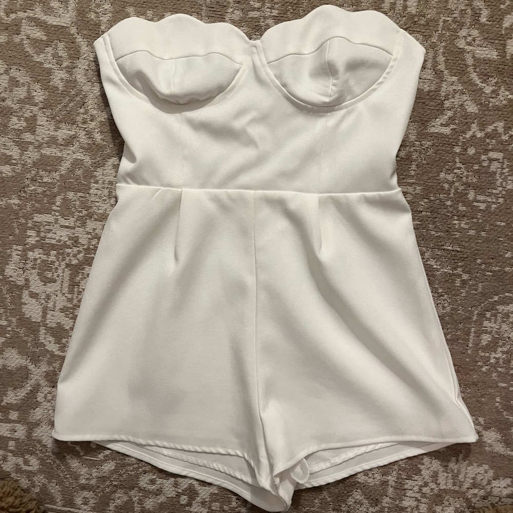 Sunset & Spring Womens white strapless scalloped romper XS